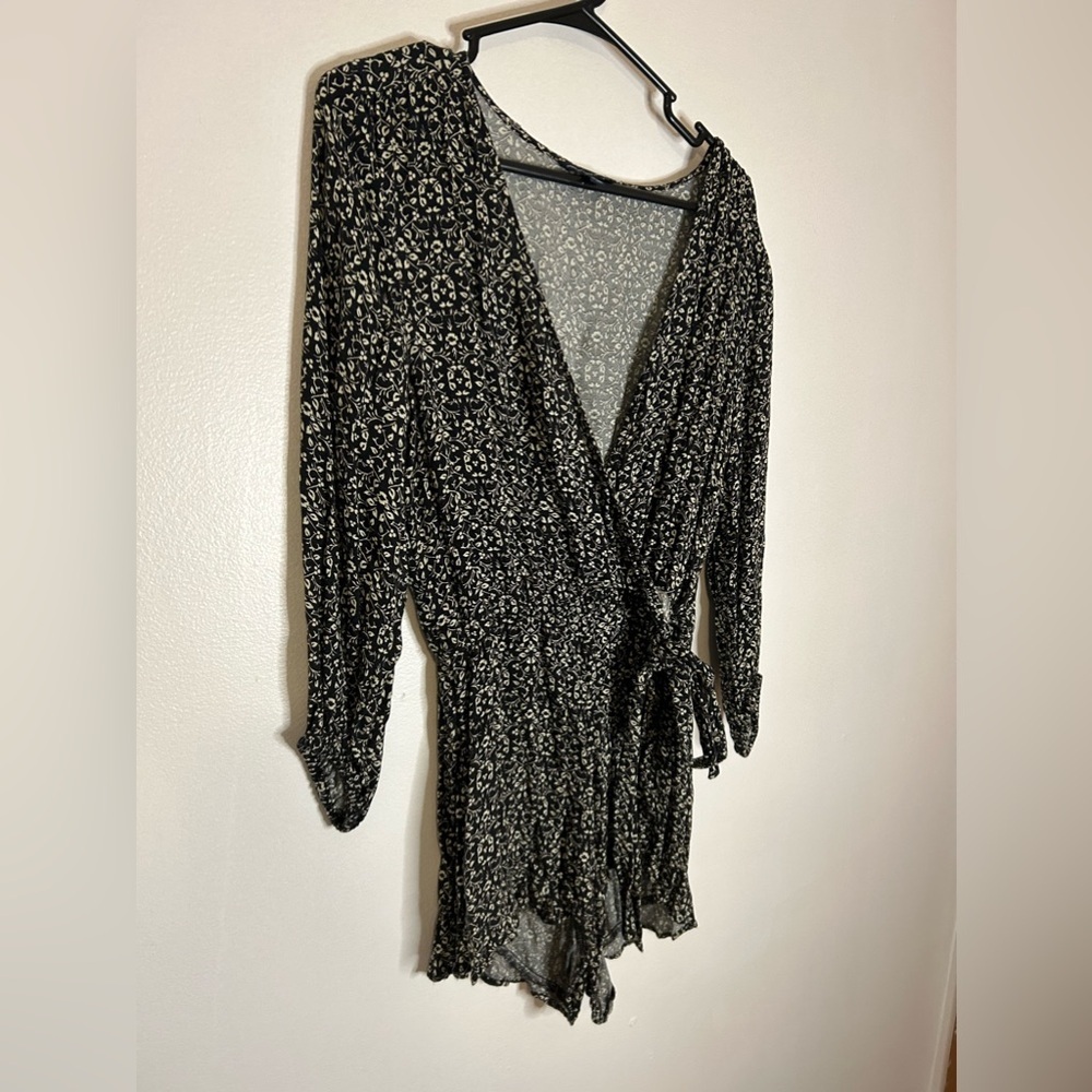 American Eagle Outfitters Black V Neck Vouse - Picture 4 of 5